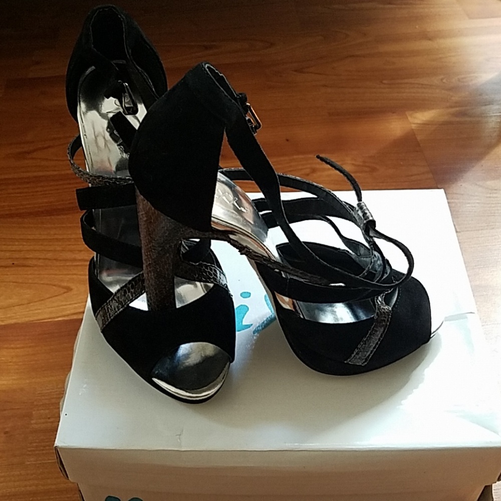 Heels - Picture 3 of 8